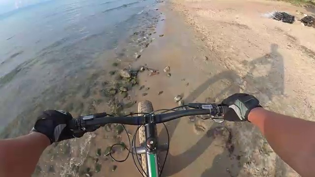 胖自行车也叫fatbike或胖轮胎自行车在夏季驾驶。