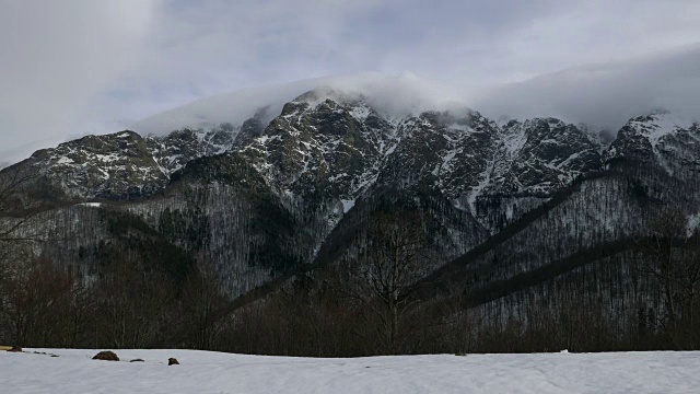 雪峰上的落云。