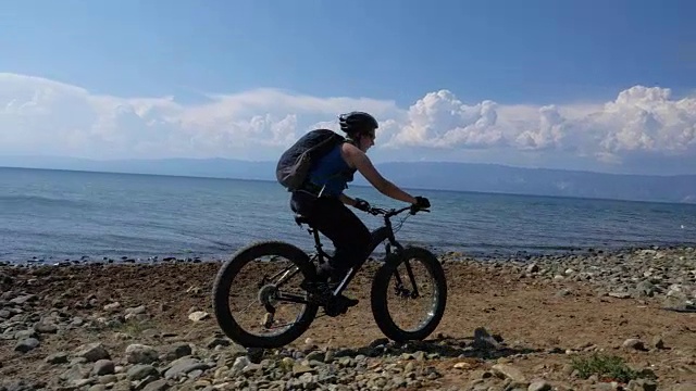 胖自行车也叫fatbike或胖轮胎自行车在夏季驾驶的道路上。