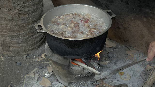 煮猪肉让户外家庭变胖(近距离)