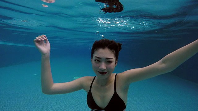 詳情圖-可愛的亞洲女士在水下