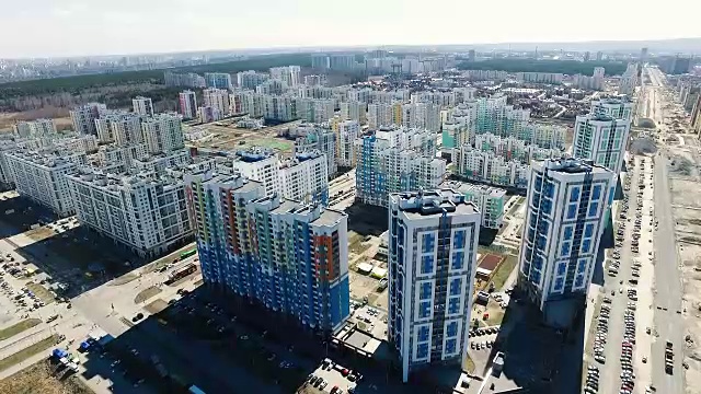 新住宅区中的公寓大楼。镜头。有新建筑的现代住宅综合体