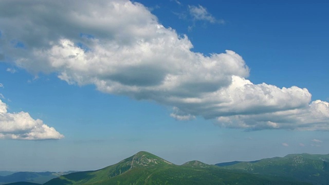 时光流逝的美丽夏季景观。