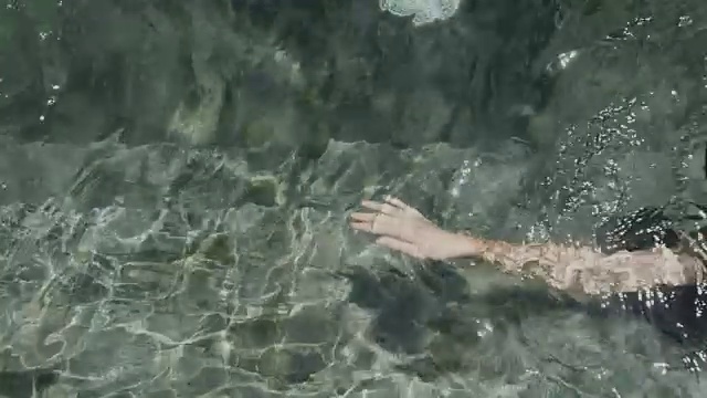 详情图-穿着黑色泳衣的模特在游泳池里游泳