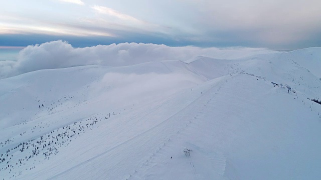 Winterland，在傍晚的阳光下飞过群山