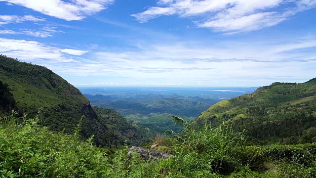 从立顿茶园的座位点俯瞰斯里兰卡的群山。