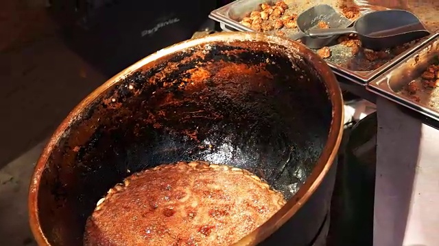 近景:巴黎一大桶果仁花生
