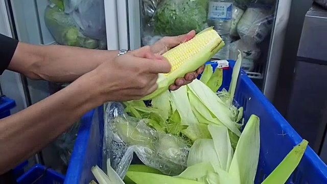 剥玉米