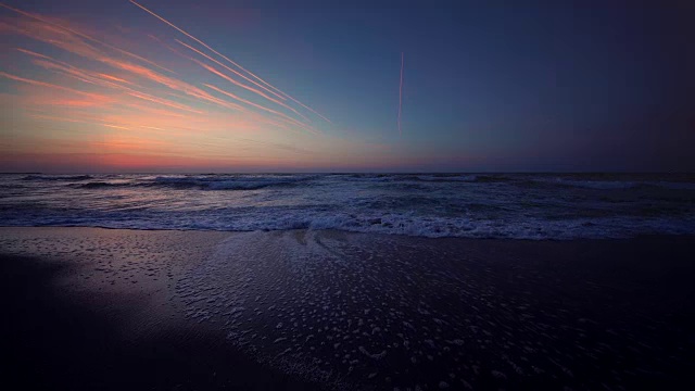 美丽的日出在沙滩和海浪的视频