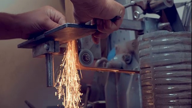 在工厂使用金属加工设备加工和磨尖金属
