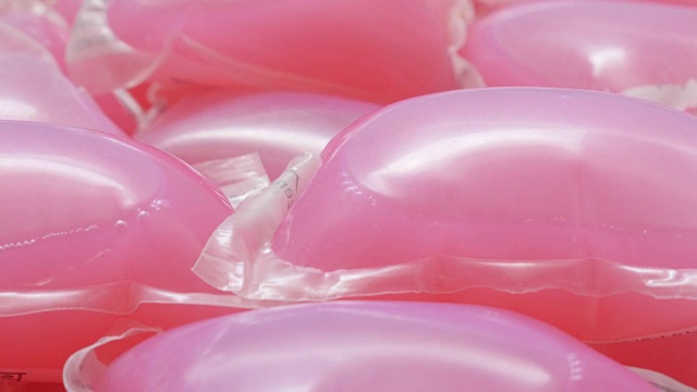 现代洗衣洗粉胶囊堆特写