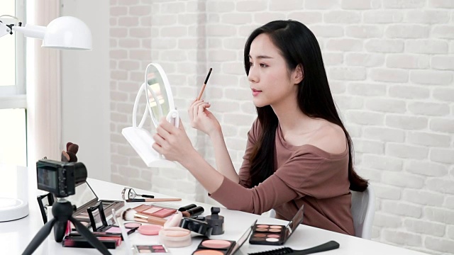 详情图-年轻的亚洲女性美容视频博主录制化妆教程