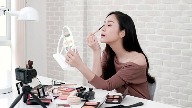 详情图-年轻的亚洲女性美容视频博主录制化妆教程