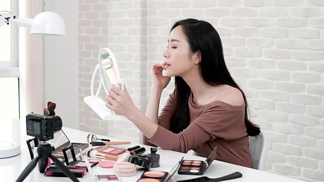 详情图-年轻的亚洲女性美容视频博主录制化妆教程