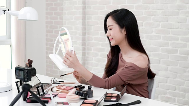 详情图-年轻的亚洲女性美容视频博主录制化妆教程