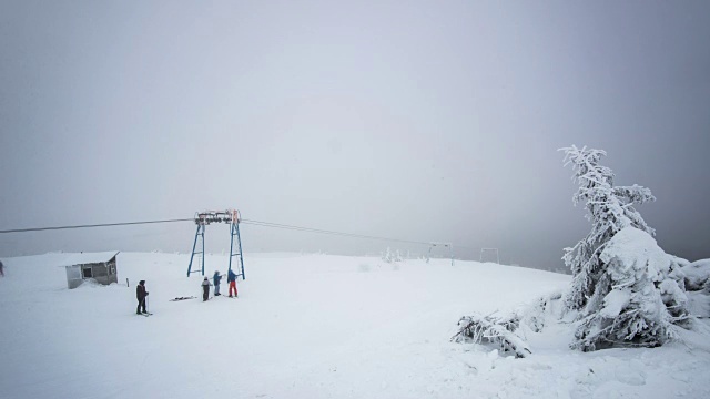 有滑雪者的登山缆车