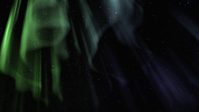 北极光和冰岛冬季夜晚的星星