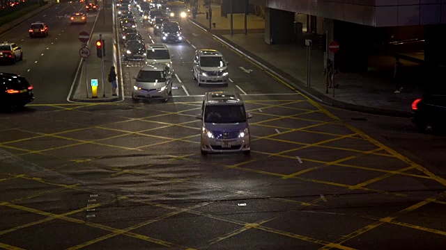 夜间，香港岛一繁忙街道上的车辆