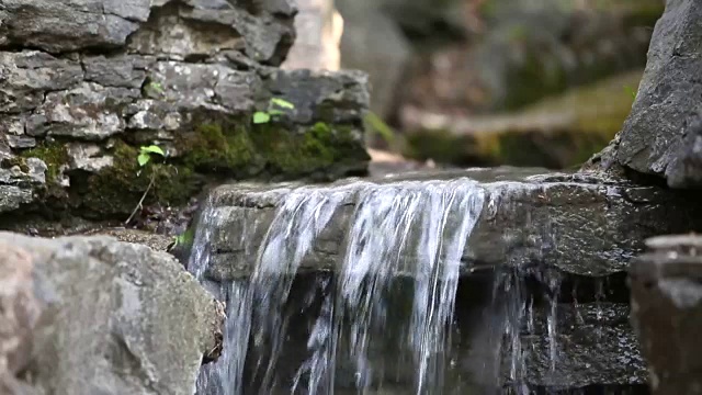 梯级小溪流水