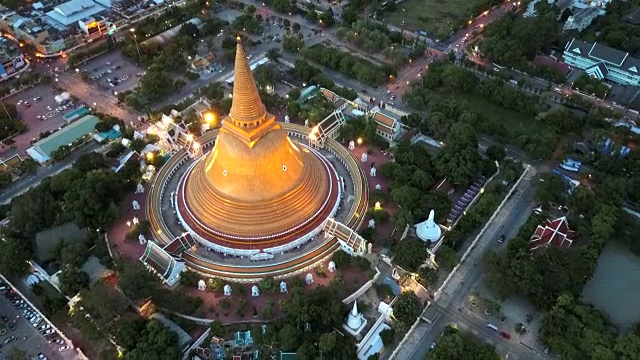 在泰国那空帕翁，无人机在黄昏时拍摄的Phra Pathom Chedi