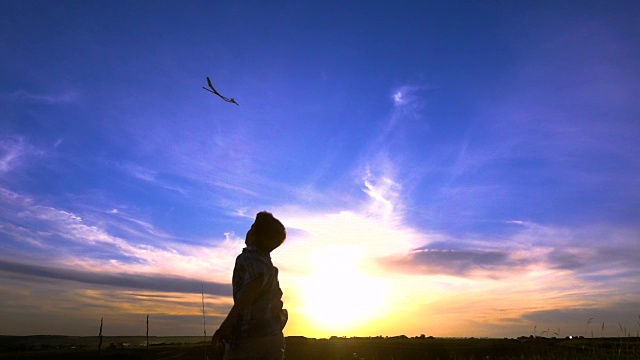 详情图-夕阳下，男孩的飞机起飞剪影