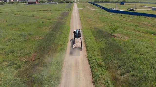 卡车在野地路上行驶