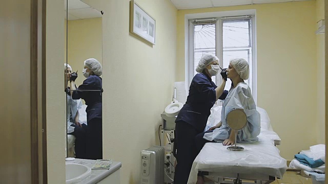 一名美容诊所的女员工在微喷前做了标记