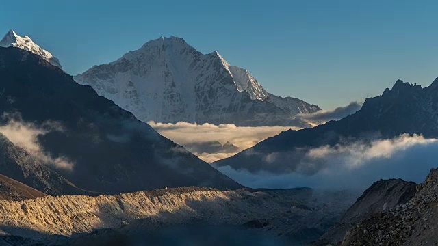 高地山谷上空的云的运动