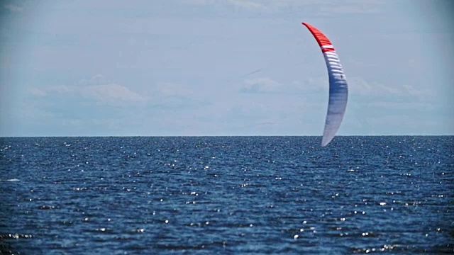 帆在天空中飞翔，滑板在海上