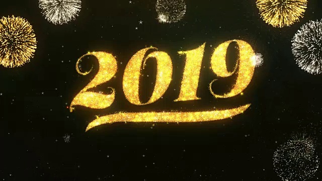 2019年新年祝福和祝福卡由闪光粒子和火花照亮黑暗夜空与彩色烟花4k背景。