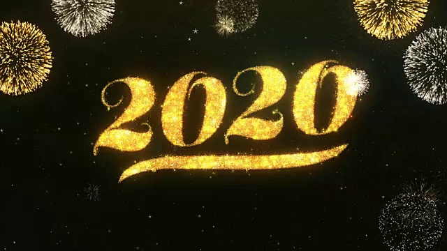 2020年新年祝福和祝福卡由闪光粒子和火花照亮黑暗的夜空与彩色烟花4k背景。