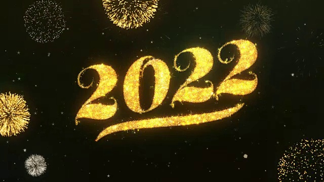 2022年新年祝福和祝福卡由闪光粒子和火花照亮黑暗的夜空与彩色烟花4k背景。