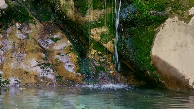 山上有湖和石窟，有水