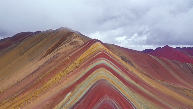 秘鲁5200米高的彩虹山