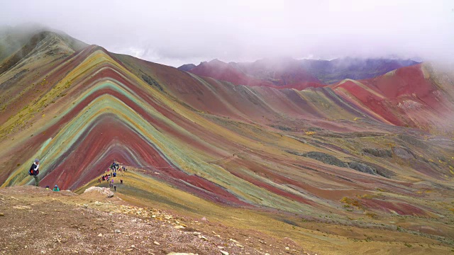 秘鲁5200米高的彩虹山