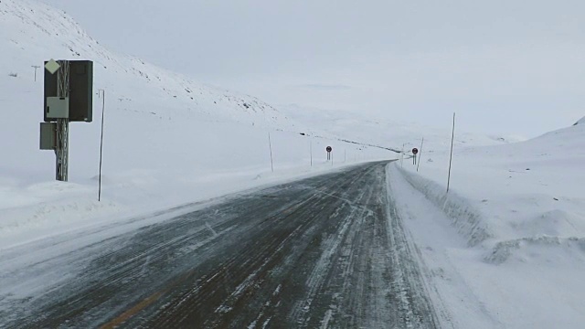 挪威冰冻的街道/公路/高速公路(冬天)