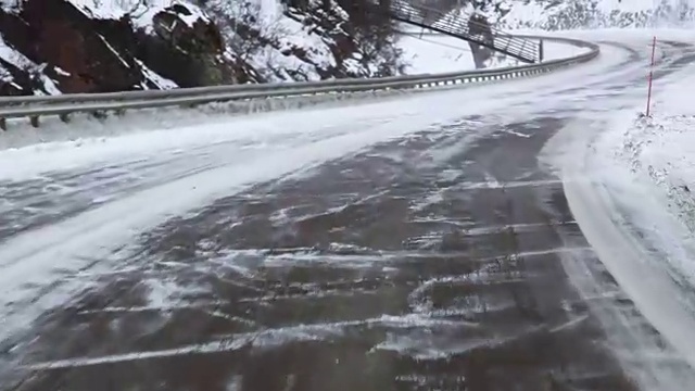 在挪威冰冻的街道/公路/高速公路上行驶(冬天)