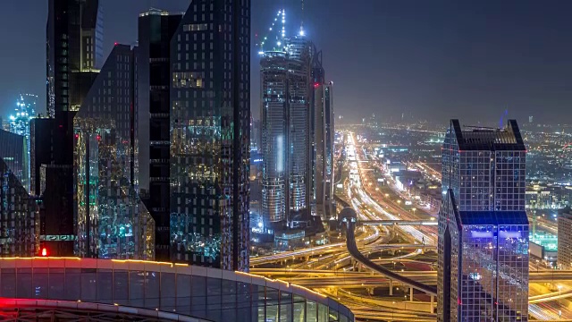 迪拜市中心的天际线夜景和谢赫扎耶德的道路交通，阿联酋