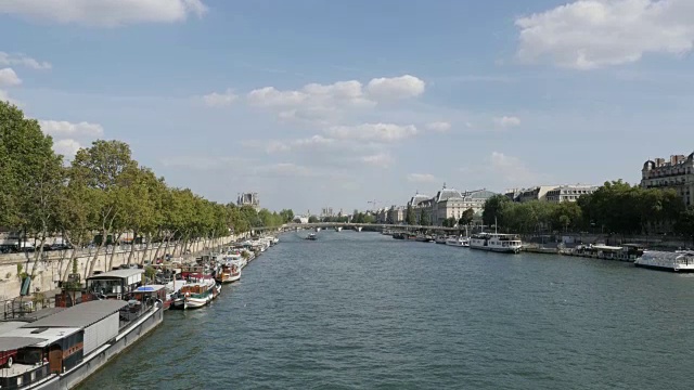 湛蓝的天空下，塞纳河流淌，巴黎圣母院是游艇的背景，每天都是著名的法国风景