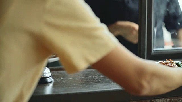 詳情圖-廚師介紹一道新菜。