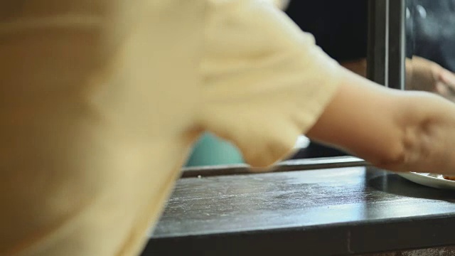 詳情圖-廚師介紹一道新菜。