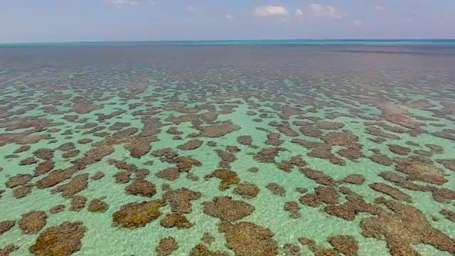 鸟瞰图在里约热内卢do Fogo，巴西透明的绿松石海。