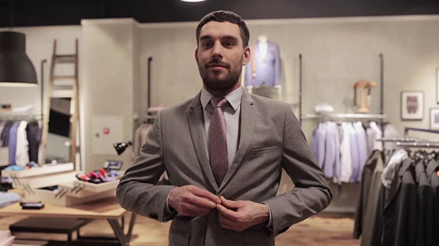 一名男子在服装店试穿西装