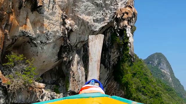 船在海洞的穹窿下游动