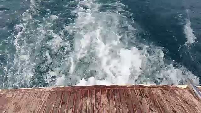 美丽的深蓝色地中海海水。海浪。在欧洲的游轮上度假。