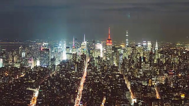 T/L WS HA鸟瞰图繁荣的城市景观在晚上/曼哈顿，纽约市