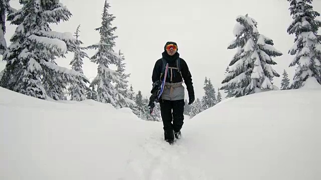 野外滑雪板徒步旅行步道下雪