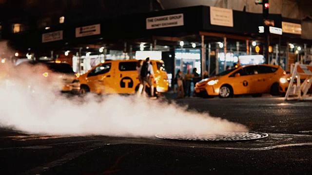 在美国纽约市中心的交通道路上，井盖与飞烟的特写，烟雾弥漫