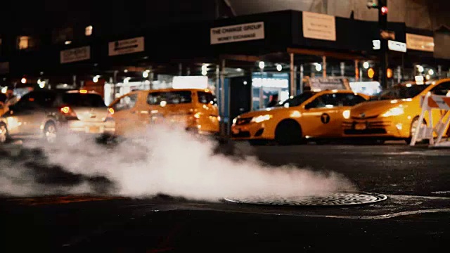 详情图-在美国纽约市中心的交通道路上，井盖与飞烟的特写，烟雾弥漫