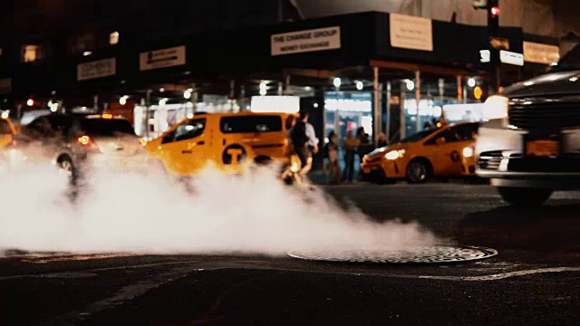 详情图-在美国纽约市中心的交通道路上，井盖与飞烟的特写，烟雾弥漫